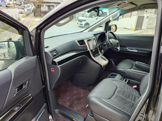 アルファード ２４０Ｓ　タイプゴールド　ＥＴＣ　ナビ　ＴＶ　クリアランスソナー　オートクルーズコントロール　両側電動スライドドア　オートライト　ＨＩＤ　電動リアゲート　スマートキー　電動格納ミラー　後席モニター　３列シート　オットマン（62枚目）