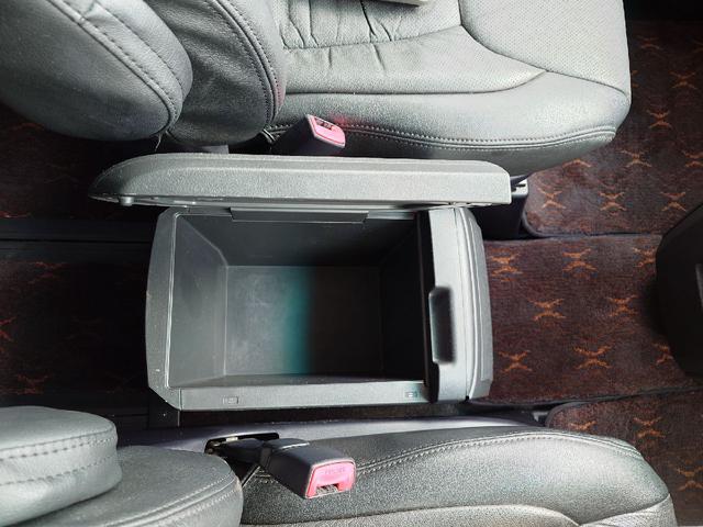 アルファード ２４０Ｓ　タイプゴールド　ＥＴＣ　ナビ　ＴＶ　クリアランスソナー　オートクルーズコントロール　両側電動スライドドア　オートライト　ＨＩＤ　電動リアゲート　スマートキー　電動格納ミラー　後席モニター　３列シート　オットマン（68枚目）