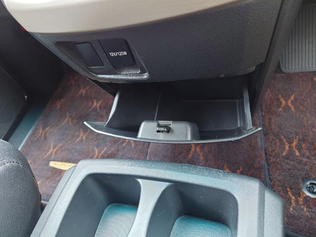 アルファード ２４０Ｓ　タイプゴールド　ＥＴＣ　ナビ　ＴＶ　クリアランスソナー　オートクルーズコントロール　両側電動スライドドア　オートライト　ＨＩＤ　電動リアゲート　スマートキー　電動格納ミラー　後席モニター　３列シート　オットマン（70枚目）