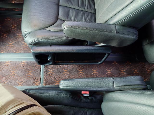 アルファード ２４０Ｓ　タイプゴールド　ＥＴＣ　ナビ　ＴＶ　クリアランスソナー　オートクルーズコントロール　両側電動スライドドア　オートライト　ＨＩＤ　電動リアゲート　スマートキー　電動格納ミラー　後席モニター　３列シート　オットマン（74枚目）