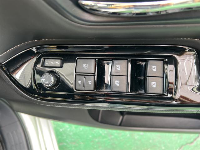 パワーウィンドウのスイッチですよ。運転席に居ながら窓を開け閉めのコントロールできますよ。