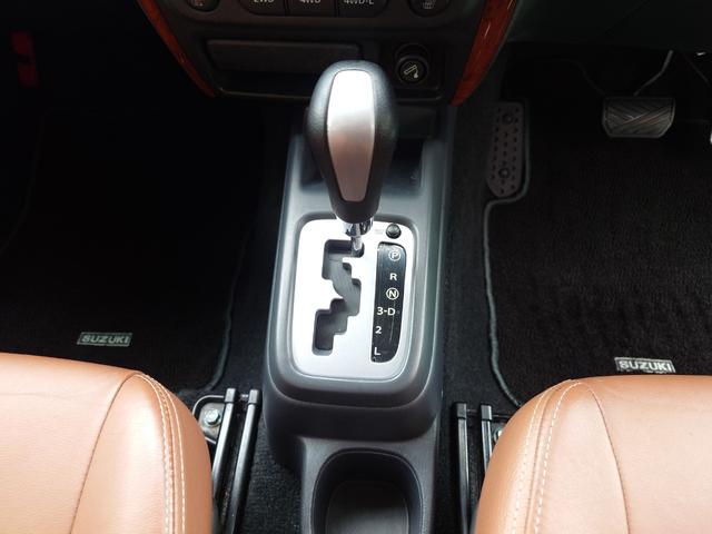 必ず使用するシフトレバー。確りと確認したいですね。