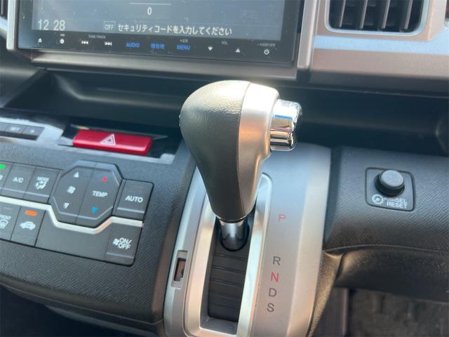 必ず使用するシフトレバー。確りと確認したいですね。