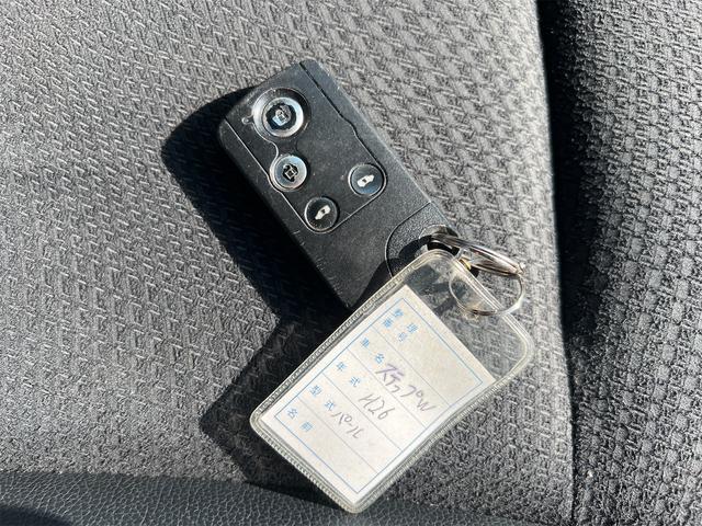 スマートエントリーキーシステムです。鍵を持っていればドアロック、解除、エンジン始動も楽チンです。イチイチ鍵を出す手間も無くなりますよ。悪天候時にも重宝しますね。