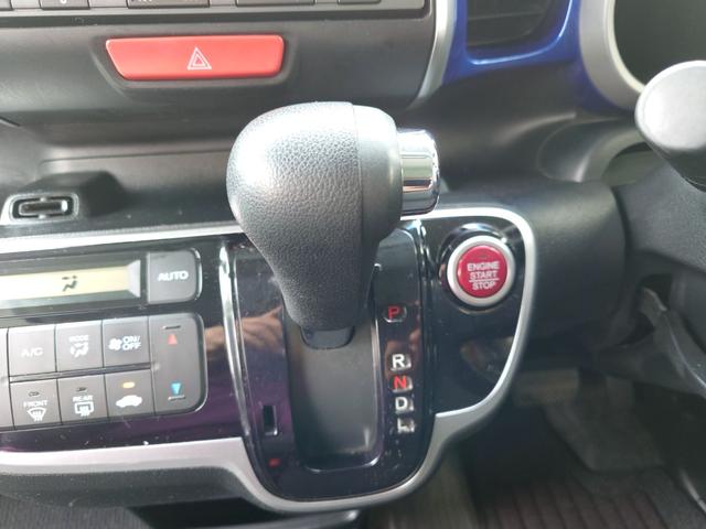 必ず使用するシフトレバー。確りと確認したいですね。