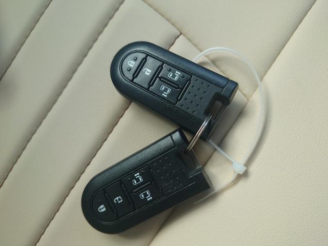 スマートキー２個付いてます。