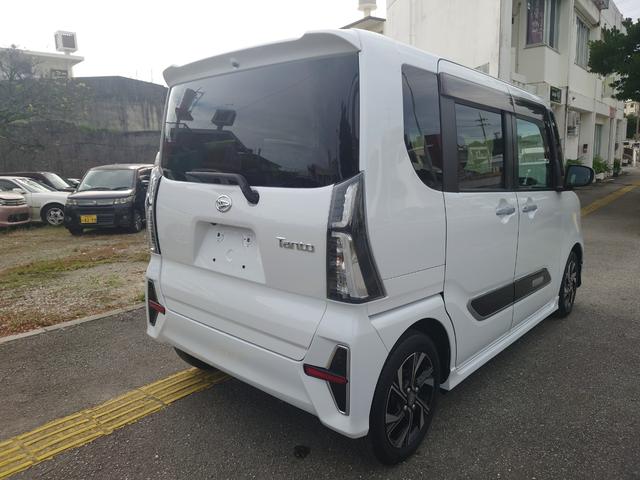 助手席ドアと後席スライドドアを開けると、開放感抜群のセンターピラーレスドア。