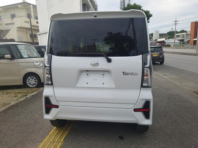 ステアリングスイッチ装備してます。ハンドルから手を放すことなくオーディオの操作ができます。