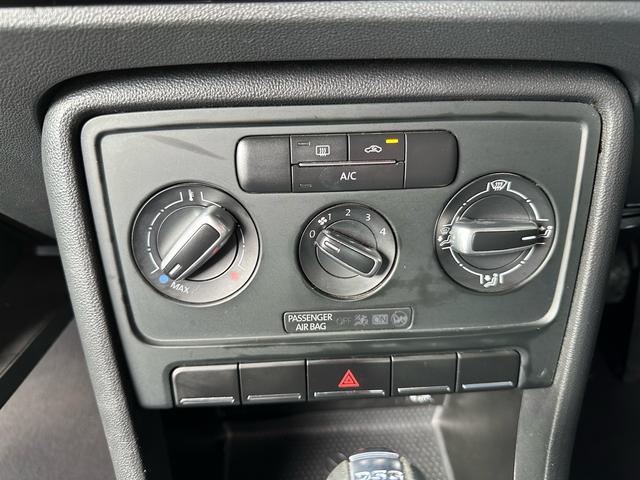 マニュアルエアコン装備で操作もしやすい！