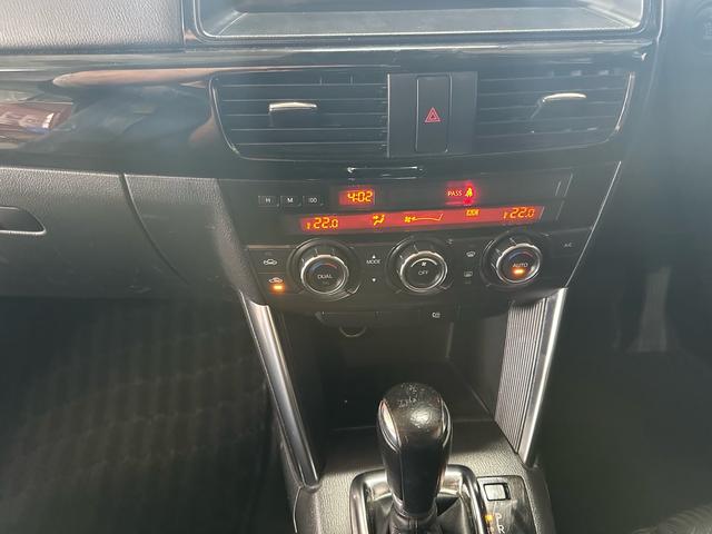 デュアルオートエアコン装備で運転席、助手席独立で調整することができます！