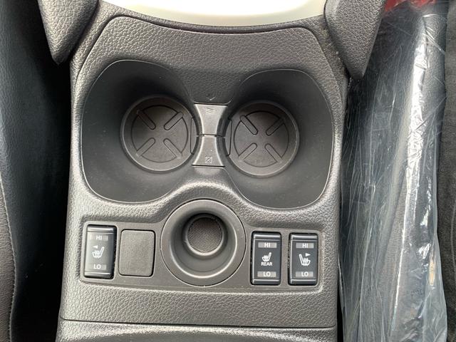 カップホルダー(保温保冷機能付、各2個〈前席、セカンド〉〔センターアームレスト内〕