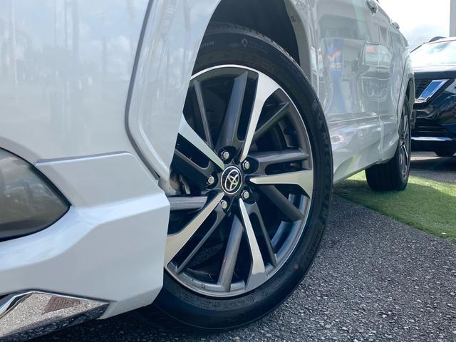 １８インチアルミホイール（切削光輝＋ダークグレーメタリック塗装／センターオーナメント付）