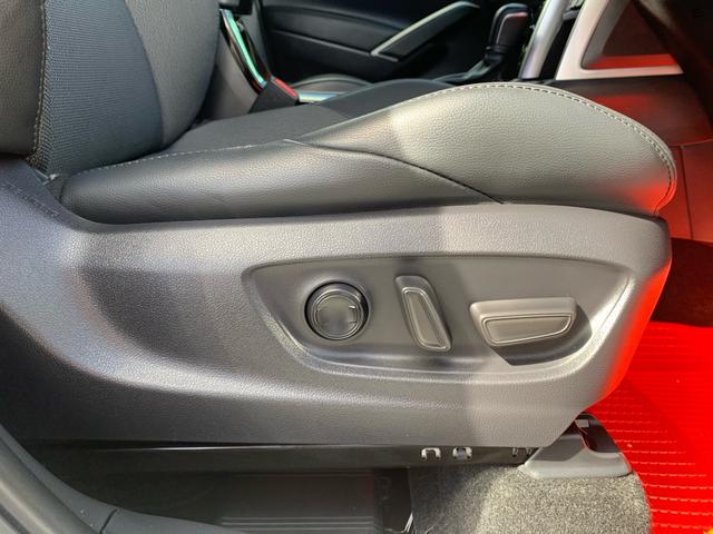 運転席８ウェイパワーシート（前後スライド＋リクライニング＋シート上下アジャスター＋チルトアジャスター）