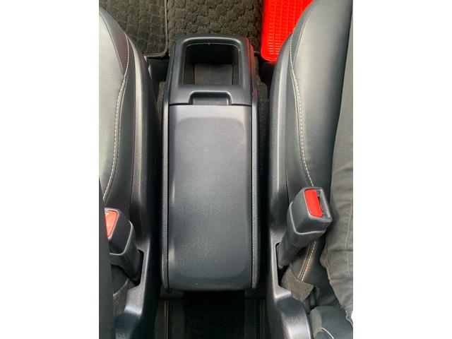 ハイブリッド専用、センターコンソールボックス独立型（フロント・リヤボックス付）