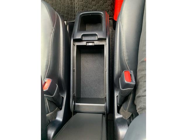 ハイブリッド専用、センターコンソールボックス独立型（フロント・リヤボックス付）