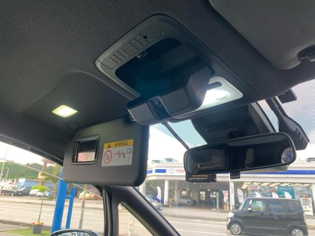 ●サンバイザー（バニティミラー［運転席・助手席］＋照明［運転席・助手席］＋チケットホルダー［運転席］付）