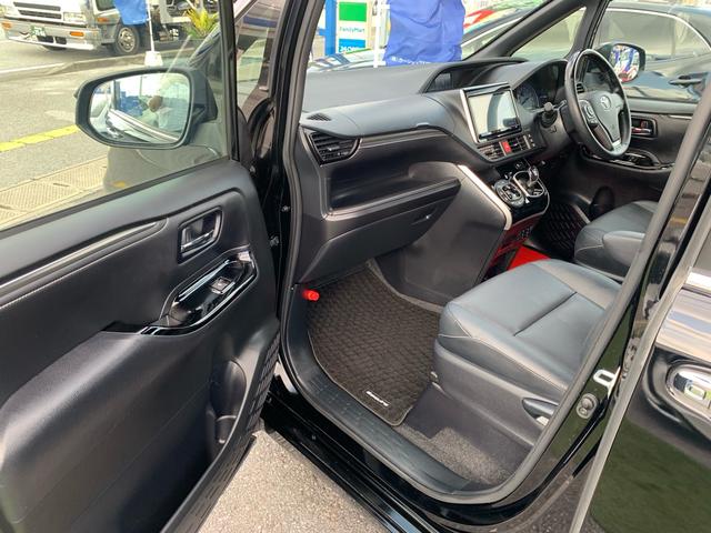 エスクァイアハイブリッドは高級感漂うレザーインテリアと７人乗りの快適空間、さらに低燃費で経済的。家族時間も移動も特別にしてくれる上質な一台。