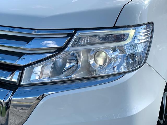 後期モデル専用デザイン、プロジェクタータイプ　ディスチャージヘッドライト〈ＨＩＤ〉　（ロービーム、オートレベリング／　オートライトコントロール機構付）