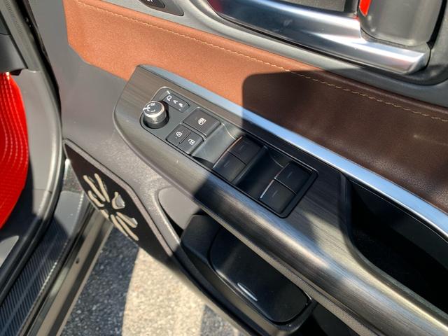 ●パワードアロック（全ドア連動／車速感応式オートロック機能＋衝撃感知ドアロック解除システム付）　●全ドアワンタッチ式パワーウインドゥ（巻き込み防止機能・挟み込み防止機能付）