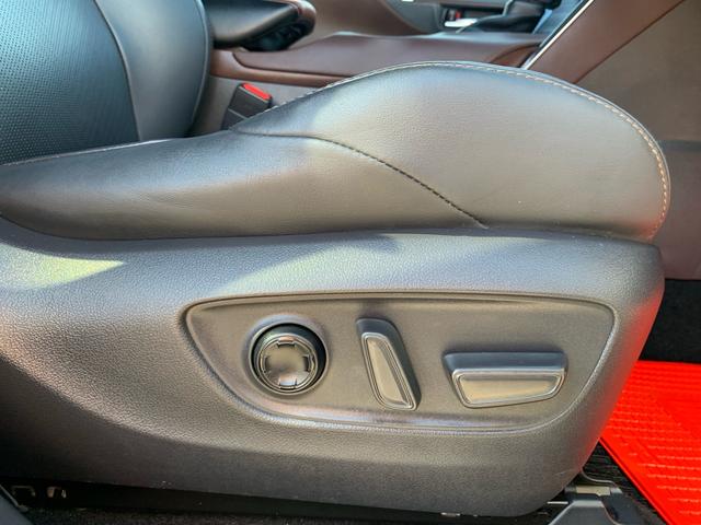 Ｚ“Ｌｅａｔｈｅｒ　Ｐａｃｋａｇｅ”専用、本革運転席８ウェイパワーシート（前後スライド＋リクライニング＋シート上下＋チルトアジャスター）助手席４ウェイパワーシート（前後スライド＋リクライニング）