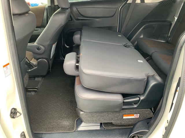 セカンドシート（シートスライド＋リクライニング付）　５：５分割（タンブル機構付）