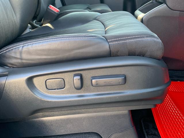 運転席８ウェイパワーシート（スライド／リクライニング／ハイト前・後）助手席４ウェイパワーシート