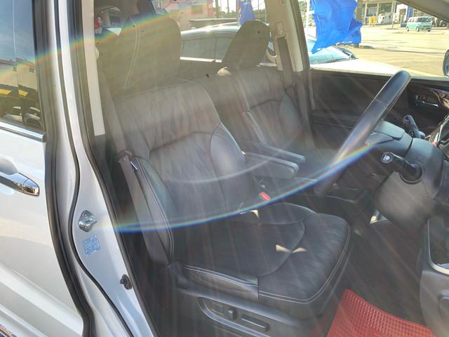 ●レザーコンビシート（プライムスムース×ファブリック）前後調節機構付１列目ヘッドレスト