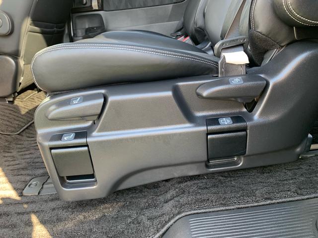 ２列目プレミアムクレードルシート（オットマン／角度調節式両側アームレスト付）