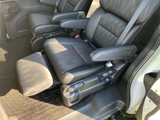 ２列目プレミアムクレードルシート（オットマン／角度調節式両側アームレスト付）