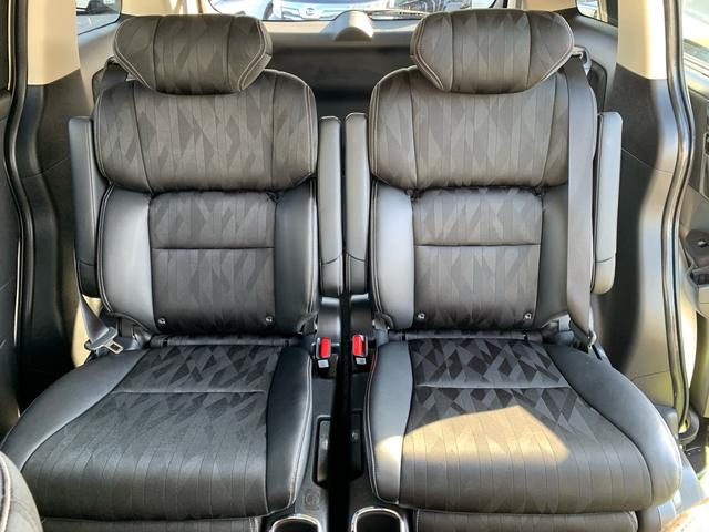 ２列目プレミアムクレードルシート（オットマン／角度調節式両側アームレスト付）