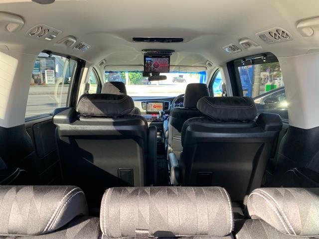 ＬＥＤルームランプ（１列目シート用ルームランプ＆左右独立スポットランプ、２列目／３列目シート用左右独立ルームランプ）