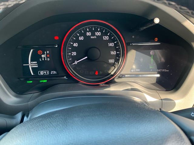 マルチインフォメーション・ディスプレイ（ＥＣＯドライブ　ディスプレイ／エネルギーフロー／ＳＰＯＲＴメーター〈エンジン回転計〉／経過時間／燃費履歴／平均車速表示機能　など）