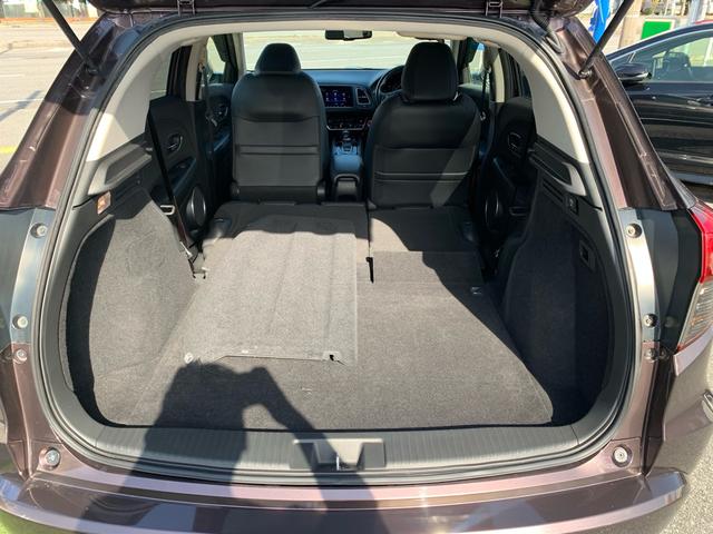 ●チップアップ＆ダイブダウン機構付６：４分割可倒式リアシート　●リアシートリクライニング機構