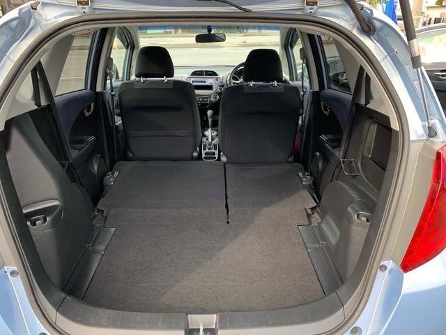 チップアップ＆ダイブダウン機構付６：４分割可倒式リアシート（リアシートリクライニング機構）