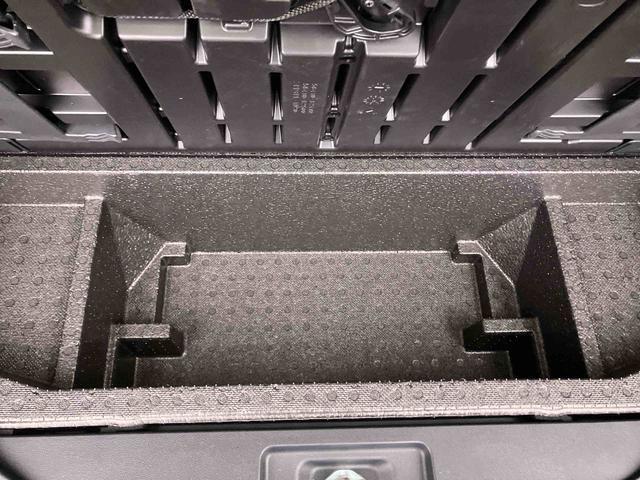 トランクフロア下収納スペース有り