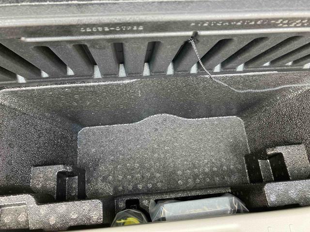 トランクフロア下収納スペース有り