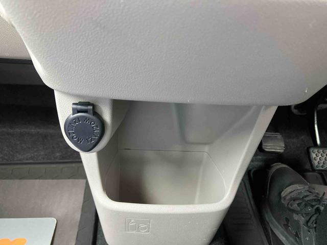 アクセサリーソケット搭載、小物入れスペース有り