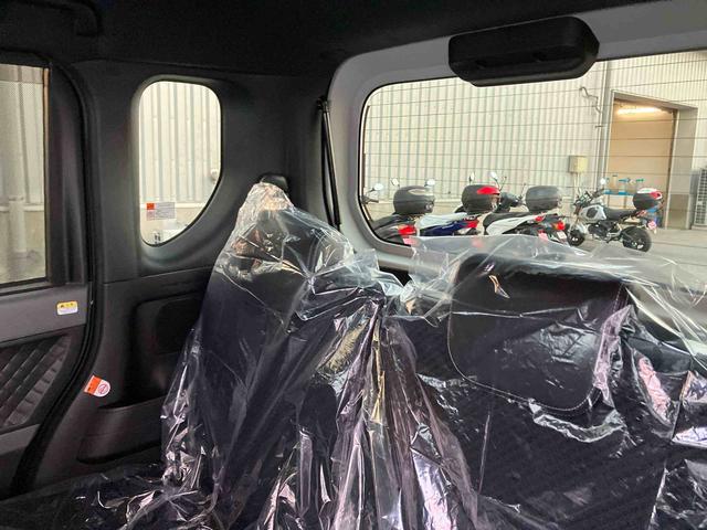 黒メインのシート