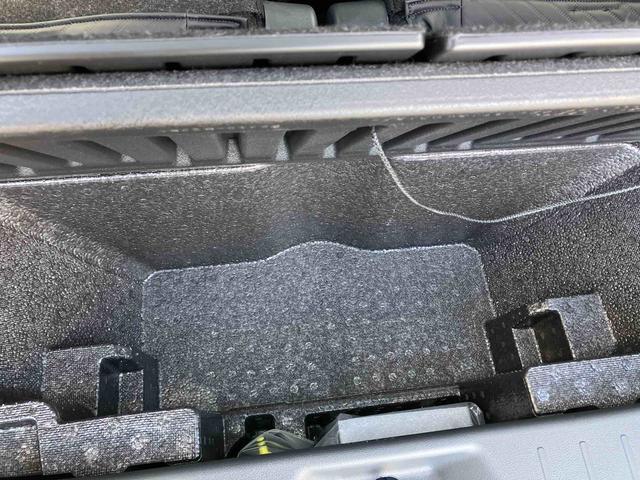 トランクフロア下収納スペース有り