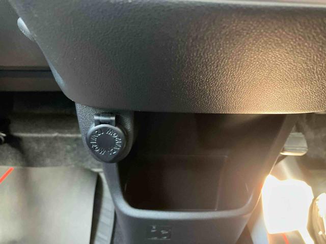 アクセサリーソケット搭載、小物入れスペース有り