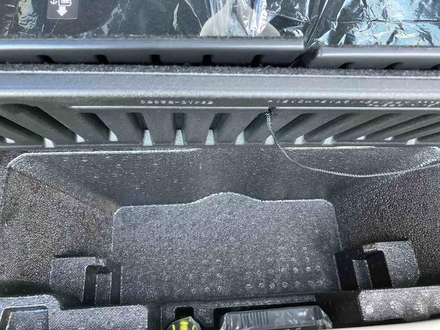 トランクフロア下収納スペース有り