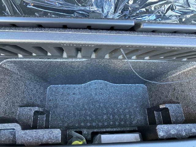 トランクフロア下収納スペース有り