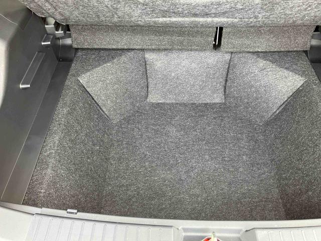 トランクフロア下収納スペース有り