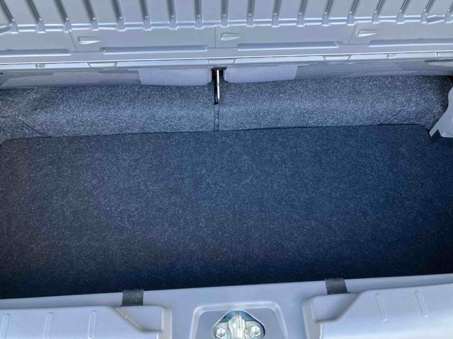 トランクフロア下収納スペース有り