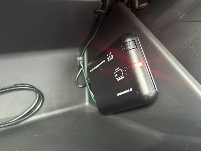 フィット ｅ：ＨＥＶホーム　ナビＴＶ，ＣＤ，ＤＶＤ、バックカメラ、禁煙車、ＬＥＤヘッドライト、オートライト、オートハイビーム、ＥＴＣ、キーレス、Ｂｌｕｅｔｏｏｔｈ（2枚目）
