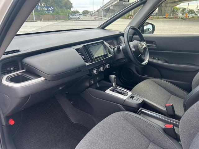 フィット ｅ：ＨＥＶホーム　ナビＴＶ，ＣＤ，ＤＶＤ、バックカメラ、禁煙車、ＬＥＤヘッドライト、オートライト、オートハイビーム、ＥＴＣ、キーレス、Ｂｌｕｅｔｏｏｔｈ（52枚目）