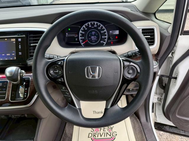 オデッセイ Ｇ　本土車両　両側パワースライドドア　プッシュスタート　スマートキー　純正オーディオ　ナビ　バックカメラ　Ｂｌｕｅｔｏｏｔｈ　フルセグ　社外アルミホイール　８人乗り　ＥＴＣ（20枚目）