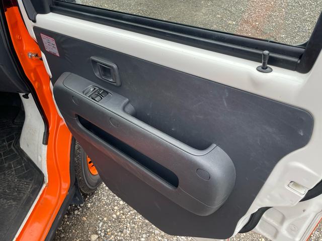 ハイゼットカーゴ スペシャルクリーン　本土車両　オーディオ　フォグランプ　ＥＴＣ　パワーウィンドウ　エアコン　ルーフキャリア外せます　オールペイント対応可　２ＷＤ　ＡＢＳ　エアバック　新品バッテリー　オイル　ワイパーゴム交換（17枚目）