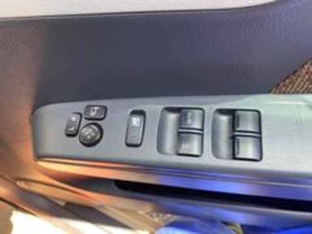 運転席側よりパワーウインドウ、ドアミラー電動格納、ドアミラー角度調整スイッチ！