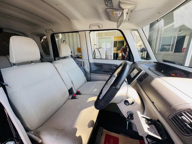 運転席周りには十分なスペースがあり、ゆったり運転していただける環境です！